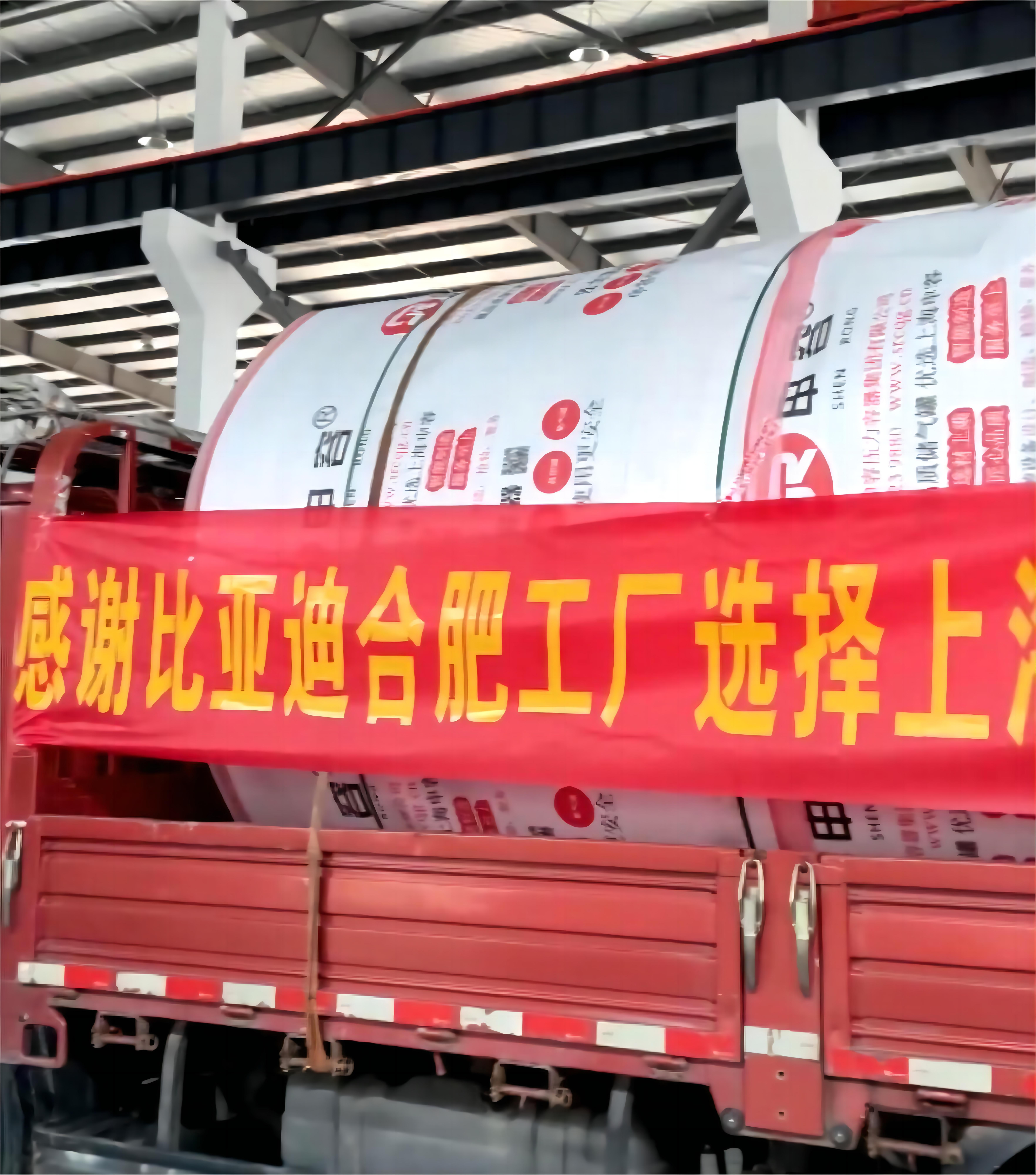 在采購新的儲氣罐時(shí)，您應(yīng)該注意以下幾個(gè)關(guān)鍵方面： 合規(guī)性 - 確保儲氣罐的設(shè)計(jì)、制造和檢驗(yàn)符合國家頒布的法律法規(guī)和安全技術(shù)規(guī)范，如GB 150《壓力容器》標(biāo)準(zhǔn)或者NB/T 47052等相關(guān)標(biāo)準(zhǔn)。 設(shè)計(jì)要求 - 根據(jù)您的需求選擇合適的設(shè)計(jì)壓力、容積和材質(zhì)。